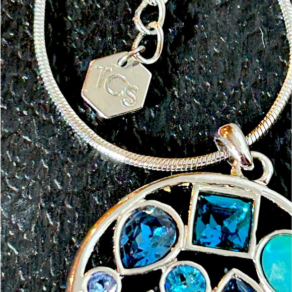 Touchstone Crystal Swarovski Crystals with rhodium. Doesn’t tarnish or fade. - Picture 5 of 7